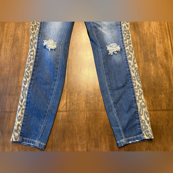Elizabeth’s Closet Jeans Women’s SZ M Cheetah Print Distressed Straight Leg New - Picture 3 of 8